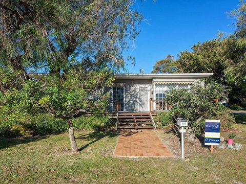 'The Croft' 11 Boulder Bay Rd - Cosy Beach House With Aircon & Only 270m To The Beach - Accommodation QLD 0