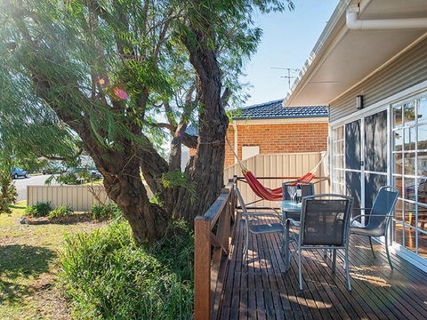 'The Croft' 11 Boulder Bay Rd - Cosy Beach House With Aircon & Only 270m To The Beach - Accommodation QLD 1