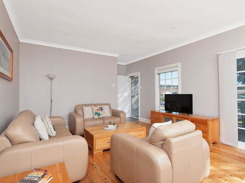 'The Croft' 11 Boulder Bay Rd - Cosy Beach House With Aircon & Only 270m To The Beach - Accommodation QLD 2