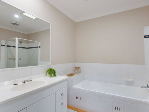 'Walk On Birubi', 1/40 Ocean Ave - Pet Friendly, WIFI, Boat Parking & Water Views - Accommodation QLD 1
