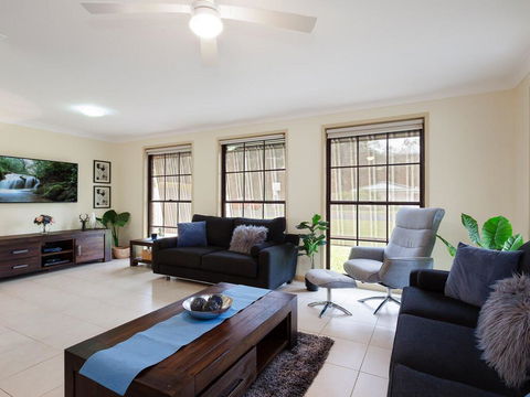 'Willows At The Bay' 111 Horace St - Large House With Aircon, WIFI And Boat Parking. - Accommodation QLD 1