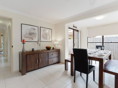 'Willows At The Bay' 111 Horace St - Large House With Aircon, WIFI And Boat Parking. - Accommodation QLD 2