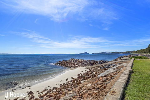 'Yacaaba' Beautiful Waterfront Location - Accommodation QLD 1