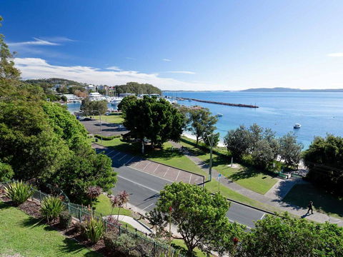 1 'Kiah', 53 Victoria Parade - Stunning Views, Wifi, Aircon, Just Across The Road To The Water - Accommodation QLD 0