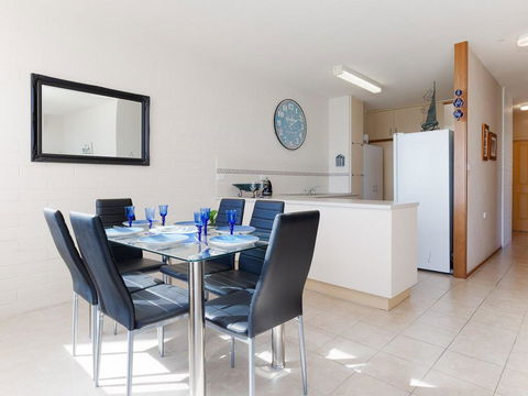 1 'Little Hut', 20 Kurrawa Close - Spectacular Water Views, NBN & Air Conditioned - Accommodation QLD 3