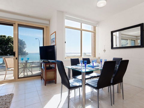 1 'Little Hut', 20 Kurrawa Close - Spectacular Water Views, NBN & Air Conditioned - Accommodation QLD 1