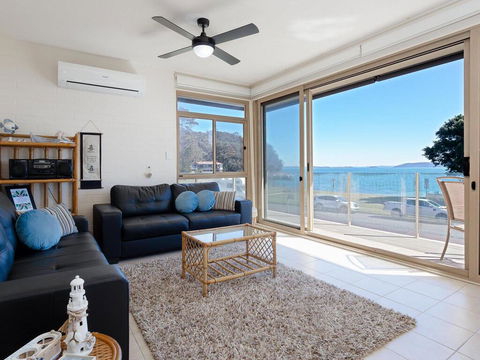 1 'Little Hut', 20 Kurrawa Close - Spectacular Water Views, NBN & Air Conditioned - Accommodation QLD 2