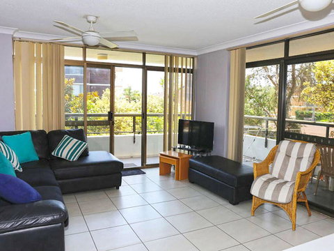 1 'The Commodore' 9-11 Donald St - Ground Floor Unit, Close To Shops, Cafe's And Marina - Accommodation QLD 3