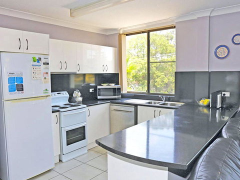 1 'The Commodore' 9-11 Donald St - Ground Floor Unit, Close To Shops, Cafe's And Marina - Accommodation QLD 1