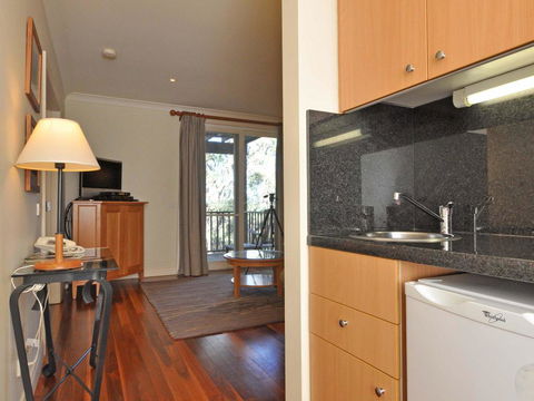 1 Bedroom Executive Villa Located Within Cypress Lakes - Accommodation QLD 2