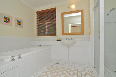 1 Bedroom Executive Villa Located Within Cypress Lakes - Accommodation QLD 1