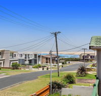 1/32 Ocean Avenue - three bedrooms three bathrooms air con boat parking  water views - Accommodation QLD