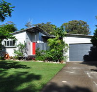 10 Double Island Drive - Modern family home centrally located swimming pool  outdoor area - Accommodation QLD