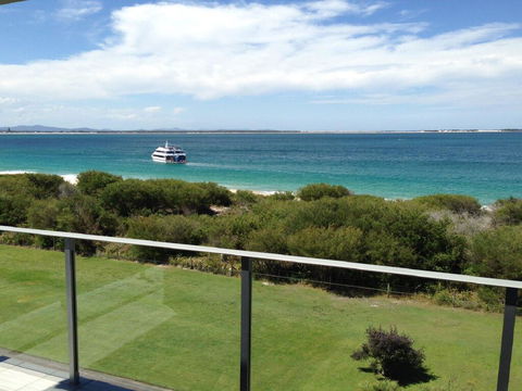 11 'Luskin Lodge' 29 Weatherly Close - Stunning Water Views - Accommodation QLD 0