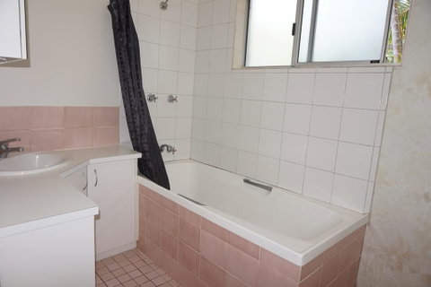 11 Bomburra Court - Rainbow Beach, Comfortable Beach House, Plenty Of Boat Parking - Accommodation QLD 1