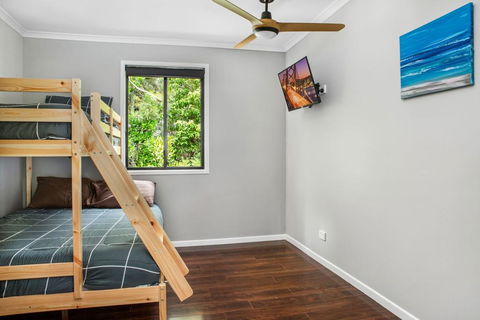 11 Naiad Court - Rainbow Shores, Fantastic Family Retreat, Swimming Pool, 200m To Beach, Free Wi-Fi - Accommodation QLD 1