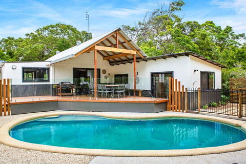 11 Naiad Court - Rainbow Shores, Fantastic Family Retreat, Swimming Pool, 200m To Beach, Free Wi-Fi - Accommodation QLD 0