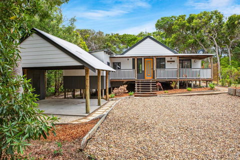 11 Naiad Court - Rainbow Shores, Fantastic Family Retreat, Swimming Pool, 200m To Beach, Free Wi-Fi - Accommodation QLD 3