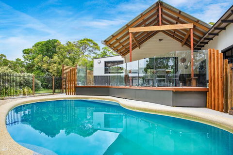 11 Naiad Court - Rainbow Shores, Fantastic Family Retreat, Swimming Pool, 200m To Beach, Free Wi-Fi - Accommodation QLD 2