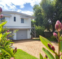 11 Riley St - Stylishly Modern - Accommodation QLD