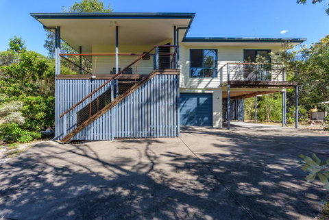 12 Ibis Court - Highset Beach House With Natural Bushland Gardens And Covered Decks - Accommodation QLD 0