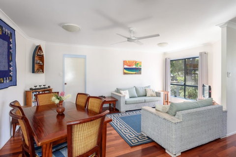 12 Ibis Court - Highset Beach House With Natural Bushland Gardens And Covered Decks - Accommodation QLD 3