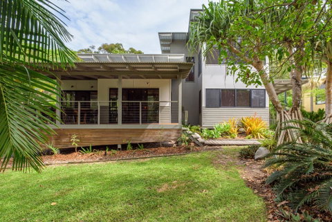 12 Naiad Court- Pool, Sleeps 8, Close To Beach - Accommodation QLD 1