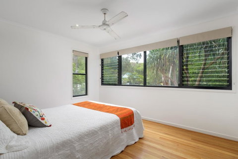 12 Naiad Court- Pool, Sleeps 8, Close To Beach - Accommodation QLD 0