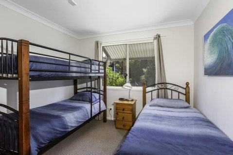 14 Zircon Street - Centrally Located Family Home With Covered Deck, Close To Patrolled Beach & Shops - Accommodation QLD 3