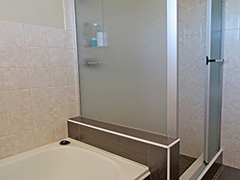 15 'Kanangra', 39 Soldiers Point Road - Fantastic Unit Right On The Water - Accommodation QLD 2