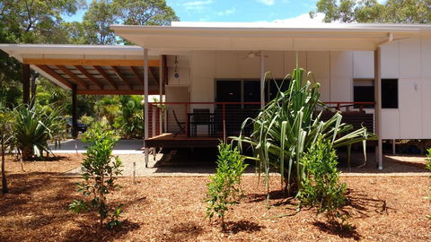 15 Esprit Drive - Rainbow Shores, Gorgeous, Modern Beach House - Accommodation QLD 0