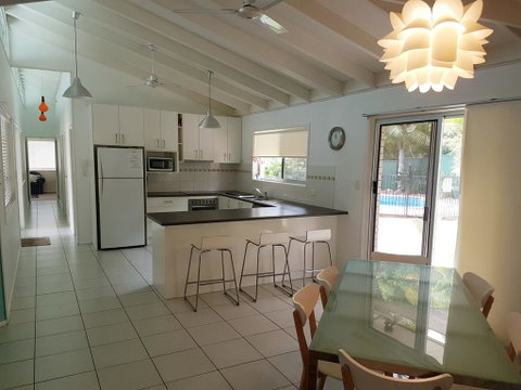 15 Larapinta Court - Family Home With Swimming Pool In A Quiet Street And Central Location Close To CBD - Accommodation QLD 0