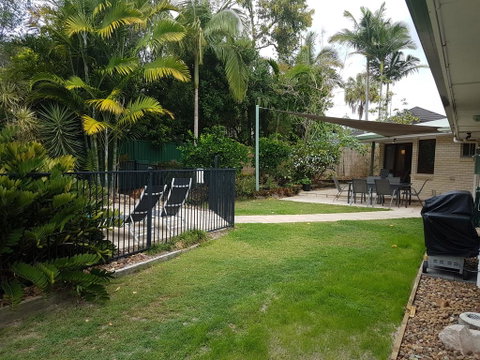 15 Larapinta Court - Family Home With Swimming Pool In A Quiet Street And Central Location Close To CBD - Accommodation QLD 3