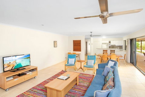 18 Naiad Court - Rainbow Shores, Modern Beach House, Walk To Beach - Accommodation QLD 2