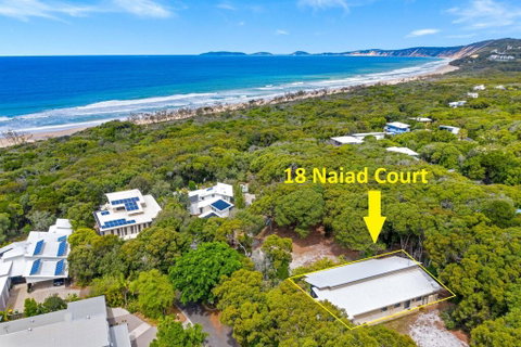 18 Naiad Court - Rainbow Shores, Modern Beach House, Walk To Beach - Accommodation QLD 3