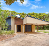 18 Naiad Court - Rainbow Shores Modern Beach House Walk to Beach - Accommodation QLD
