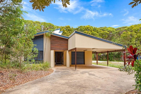 18 Naiad Court - Rainbow Shores, Modern Beach House, Walk To Beach - Accommodation QLD 0