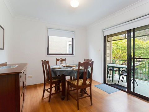 2 'Carindale', 19-23 Dowling Street - Pool, Tennis Court, Close To Town - Accommodation QLD 3