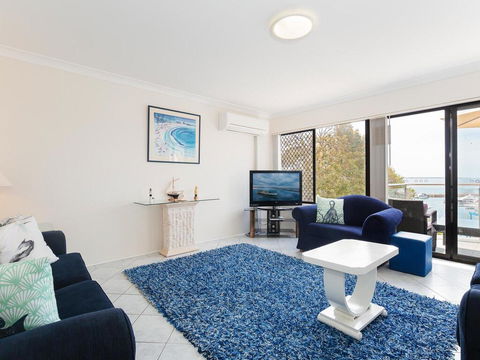 2 'Paradiso', 4 Laman Street - Beautiful Unit With Stunning Water Views & Pool - Accommodation QLD 3
