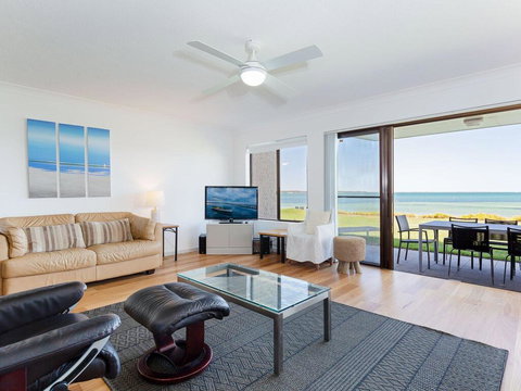 2 'The Pelicans' 53 Soldiers Point Road - Ground Floor Unit On The Waterfront - Accommodation QLD 2