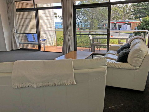 2 'Villa Ellisa', 8-10 Columbia Cl - Beautiful Water Views & Directly Across To Little Beach - Accommodation QLD 2