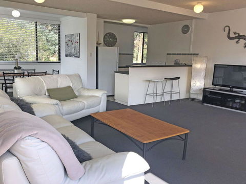 2 'Villa Ellisa', 8-10 Columbia Cl - Beautiful Water Views & Directly Across To Little Beach - Accommodation QLD 1