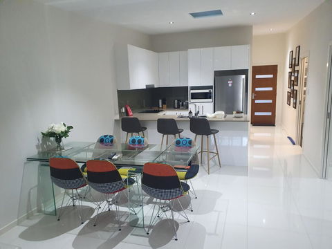2 BDR Sea View Guest House - Accommodation QLD 2