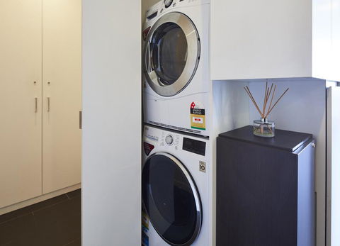 2 Bdrm 2 Bthrm Apt With Balcony Views Pool And Gym - Accommodation QLD 3