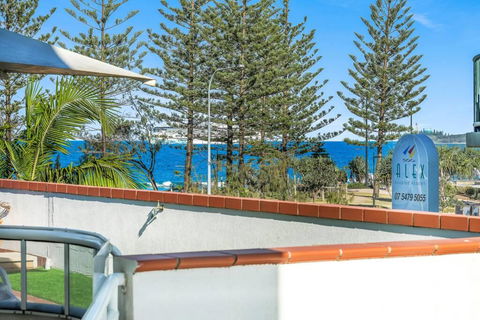 2 Bedroom Alex Unit - Ocean, Pool And Park Views - Accommodation QLD 3