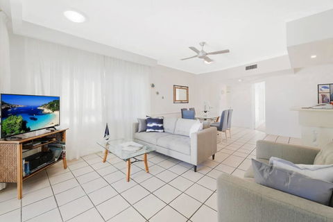 2 Bedroom Alex Unit - Ocean, Pool And Park Views - Accommodation QLD 2