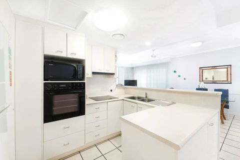 2 Bedroom Alex Unit - Ocean, Pool And Park Views - Accommodation QLD 1