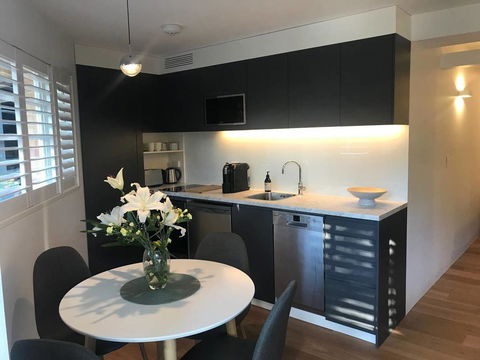 2 BEDROOM BRAND NEW APT // MOMENTS FROM RNSH - Accommodation QLD 2