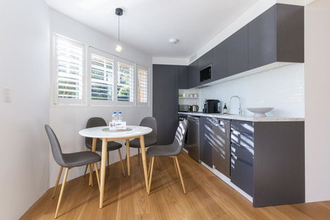 2 BEDROOM BRAND NEW APT // MOMENTS FROM RNSH - Accommodation QLD 0