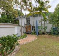 2 Satinwood Drive - Rainbow Shores Executive Level Beach House Pool Walk to Beach - Accommodation QLD